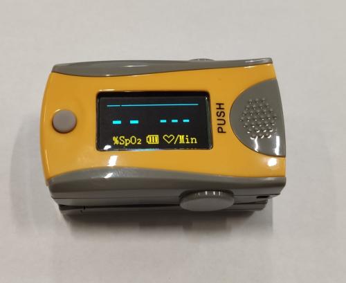 pulsoksymetr-napalcowy-z-duzym-wyswietlaczem-led-i-bateriami-w-zestawie.jpg